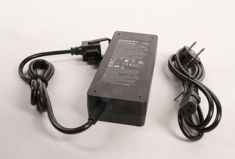 Ladegerät Desktop für E-Scooter Segway Ninebot Ab.06.02.00.0093 83V 4A Global
