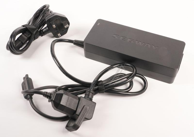 Ladegerät 83V 4A für E-Scooter Segway Ninebot AB0602000091 UK Anschluss