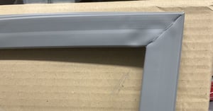 magnettuerdichtung-fuer-kuehlschrank-whirlpool-indesit-488000851837-grau-m3.546179