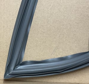 untere-tuerdichtung-fuer-kuehlschrank-beko-grundig-arcelik-c00933490-grau-magnetis.681407