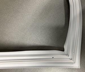 tuerdichtung-rechts-fuer-kuehlschrank-whirlpool-482000030781-355x957mm.659879